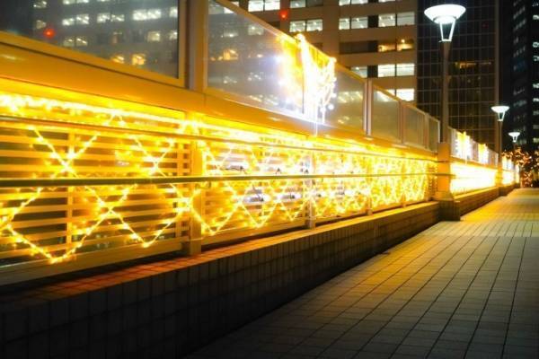 新宿駅南口エリアのイルミネーション「新宿ミナミルミ」シャンデリアで飾ったSuicaペンギン像など