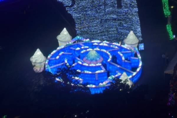 西武園ゆうえんちの“光の祭典”「ホワイトランタジア」巨大オブジェ展示やランタン飛ばしなど