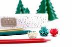 削りかすが花びらになる「花色鉛筆」クリスマス仕様の3色セット、ポインセチアや雪結晶をモチーフに