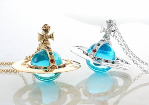ヴィヴィアン・ウエストウッド水色オーブペンダント、阪急うめだ本店と伊勢丹新宿店限定ストアで