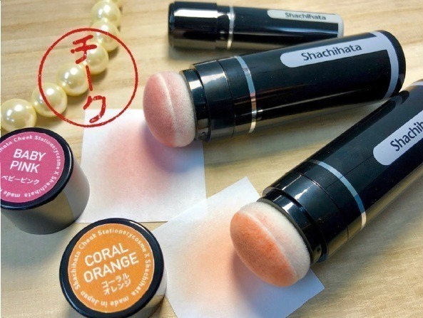"シヤチハタ”印がコスメに！「シヤチハタチーク」ほっぺにはんこで血色フェイス、文具女子博で限定発売