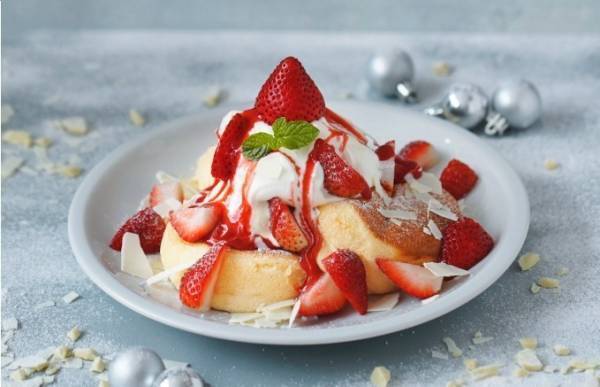 スフレパンケーキ専門店フリッパーズ、雪化粧した冬限定メニュー「ホワイトチョコレートストロベリー」