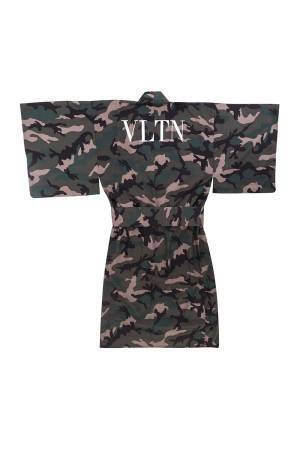 ヴァレンティノ、“VLTN”ロゴのカモ柄浴衣や扇子、下駄など日本限定「ジャパンガジェット」発売