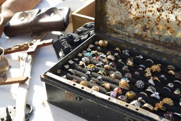 「関西蚤の市」兵庫・JRA阪神競馬場内で - ヴィンテージアクセサリーや古着、フードが全国から