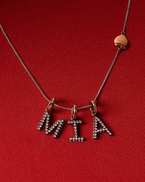 バーバリー新作ジュエリー「アルファベット チャーム」新宿＆心斎橋で限定イベント開催