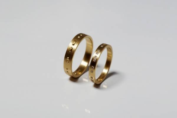 トーカティブ“モールス信号”モチーフの新作ウエディングリング、ダイヤモンドでメッセージを表現