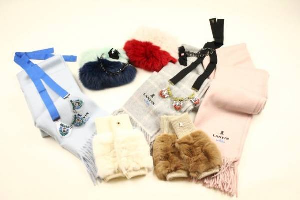 ランバン オン ブルーのクリスマス限定、ラビット&フォックスファーのグローブやストールなど