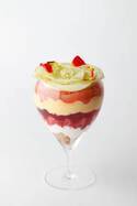 エンポリオ アルマーニ カフェ青山の限定パフェ、“青リンゴ”のバラの花びらをのせて