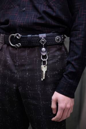 ジョン ローレンス サリバンのメンズ＆ウィメンズ新アクセサリー、スタッズ付きレザー小物やパールピアス