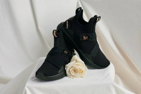 セレーナ・ゴメス×プーマ、チェーンやメタルバックル装備のスニーカーやアパレル、アクセサリー