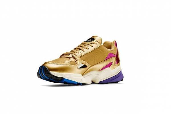 アディダス オリジナルスのシューズ「アディダスファルコン」に新色、ピンクの総スパンコールも