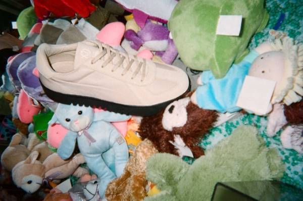 プーマとザ・ウィークエンドのコラボスニーカーに新色、90年代ストリート着想のロゴ入りウェアも