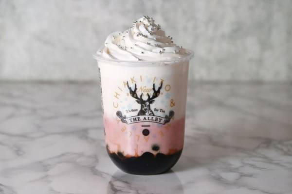 台湾ティースタンド・ジ アレイ“クリスマスソング”を表現した、黒糖タピオカ入り苺ミルク