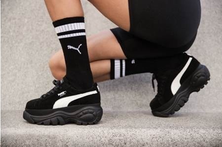 プーマ“分厚いプラットフォームソール”の新「スウェード」スニーカー、バッファローロンドンとコラボ