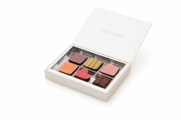 サダハル・アオキのバレンタイン、ヘーゼルナッツプラリネなどハート型チョコ＆カラフルなボンボンショコラ