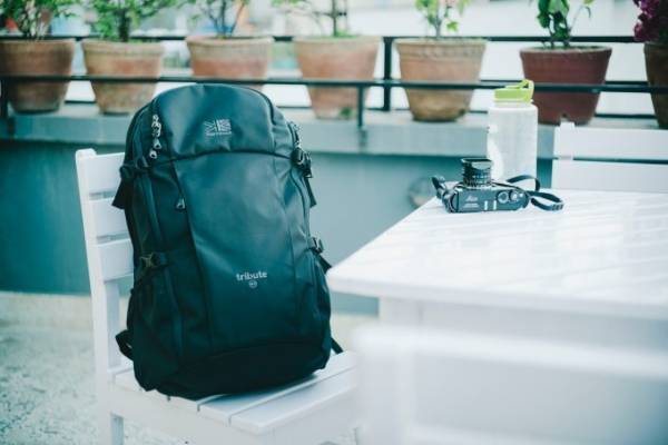 カリマーのバッグ「トリビュート シリーズ」新作、旅行向け大容量バックパック＆ワックス加工の杢素材