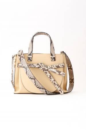 ロエベのアイコンバッグ「ゲート」パイソンリボン×ホワイトの限定色、ダイス型チャームも