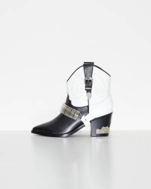 トーガ プルラ19年春夏の新作シューズ、取り外し可能なベルト付きブーティ＆涙型装飾のパンプス