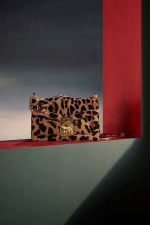 ミュウミュウのクリスマス「ミュウミュウ モア」レオパード柄バッグ＆星モチーフイヤリング