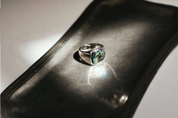 トムウッド新作リング"水面に輝く光"のような「アバロンシェル」伊勢丹新宿で世界先行発売