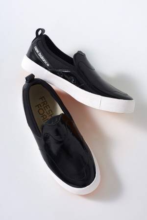 エミ初のニューバランス別注スニーカー「AM101EMI」光沢アッパーの白黒スリッポン