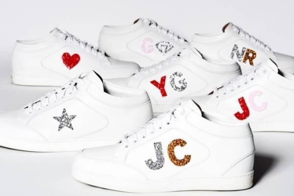 ジミー チュウ、バッグや財布にイニシャル＆ハートモチーフを飾るパーソナライズサービス開始