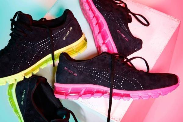 アシックス×アトモスのスニーカー、ブラックスウェード＆ネオンカラーで都会風に