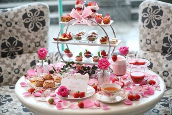 ホテル ラ・スイート神戸ハーバーランドにて「バラ薫る魅惑のストロベリーアフタヌーンティー」を開催