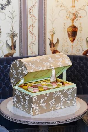 ラデュレ×京都老舗"唐紙"ブランドのトレジャーボックス、日本橋で5点のみ限定販売