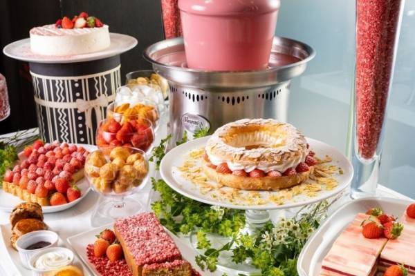 グランド ハイアット 東京のストロベリー アフタヌーンティー ブッフェ、ピンク色のチョコファウンテン