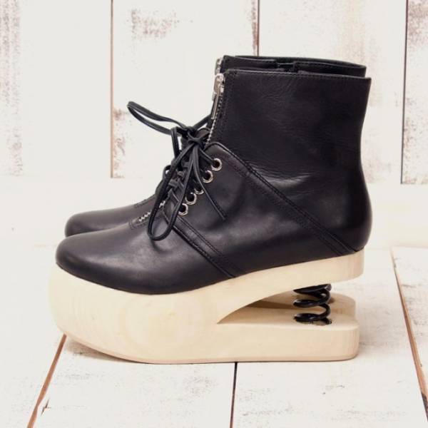 ジェフリーキャンベルの新作ショートブーツ、バネ×ウッドソールを合わせた“バネヒール”