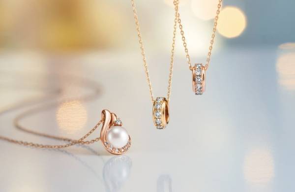 4℃のニューイヤー限定ジュエリー“ダイヤモンドとパール”のネックレス、ピアスなど