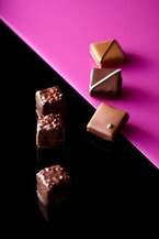 フォション日本限定「ショコラ コレクション」アーモンド&ヘーゼルナッツのキューブ型プラリネなど