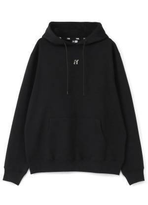 ワイズ×ニューエラのブラックパーカー、“Y's”反転ロゴをさりげなく刺繍