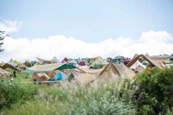 アーバンリサーチ主催のキャンプフェスが群馬で - 熱気球やLeeによるタイダイ染め体験