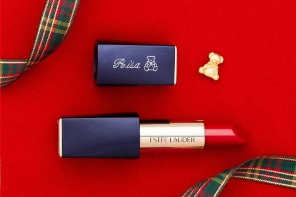 【開催中止】エスティ ローダー“幸せを運ぶ”リップに「テディベア」モチーフをモノグラミング