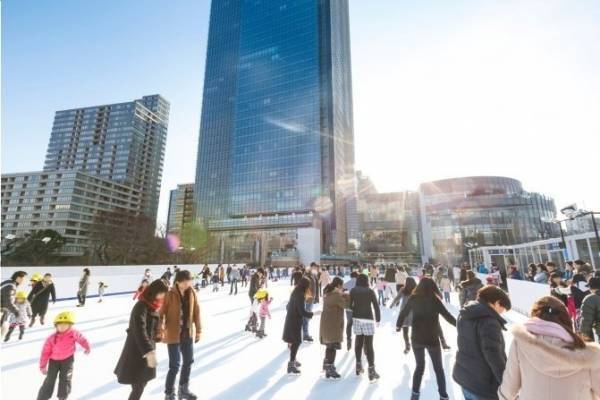 東京ミッドタウンに屋外アイスケートリンク登場 - 夜はイルミネーションの中でナイトスケート