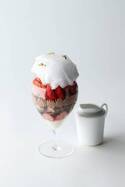 エンポリオ アルマーニ カフェ青山、ふわふわコットンキャンディ×赤ワインソースの苺パフェが復刻
