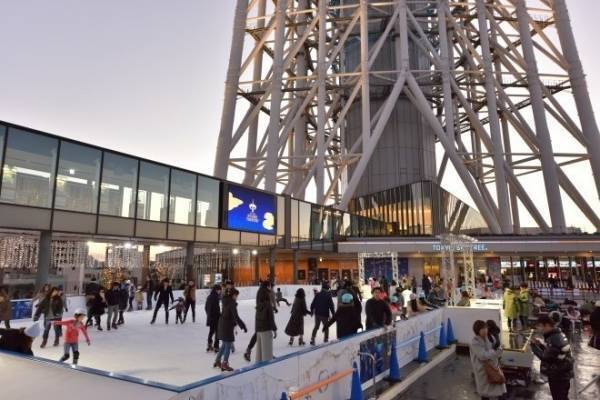 東京スカイツリータウンにアイススケートリンクが登場、夜はライティングを眺めながら体験