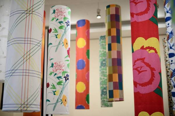 マリメッコのテキスタイルデザイナー「石本藤雄展」東京・スパイラルで、テキスタイルや陶器を展示