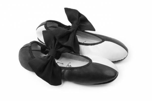 レペット×歌手シーアのコラボバレエシューズ、黒と白のカラーブロック＆大きなリボンが特徴