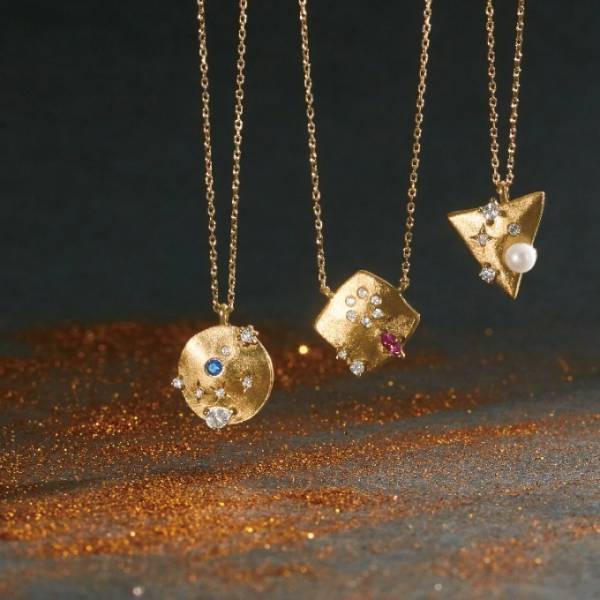 4℃“12星座モチーフ”の新ネックレス、星座の並びをなぞって守護石をセット