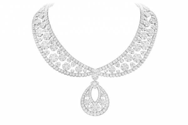 ヴァン クリーフ＆アーペル、“雪の結晶”を表現するジュエリー「スノーフレイク」の新作ネックレス