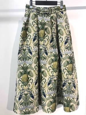 アキラナカの三越伊勢丹限定スカート、パイナップルや鳥を描いたエキゾチックなジャカード生地