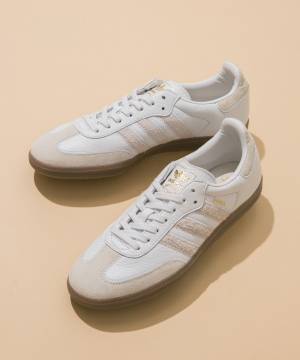 アディダス オリジナルスのスニーカー「サンバ」アーバンリサーチ限定カラー、白レザーのクリーンな1足