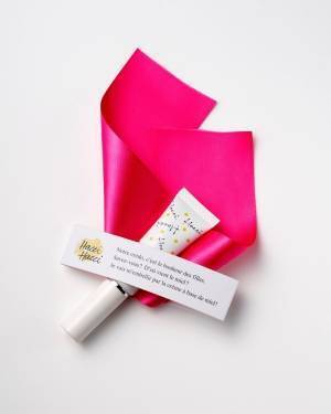 HACCI初のカラーバリエーション、花びらカラーが色付く「HACCI ティントオイルリップ」