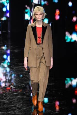 ニール バレット 2019年秋冬ウィメンズコレクション、女性の色気を引き立てるパンクスタイル