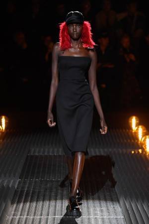 プラダ 2019年プレフォール ウィメンズコレクション、女性らしさを引き立てるゴシックスタイル