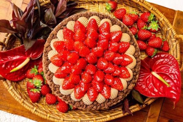 キル フェ ボンのバレンタイン限定“イチゴとチョコレートムースのタルト”、2人シェアに最適なホールも