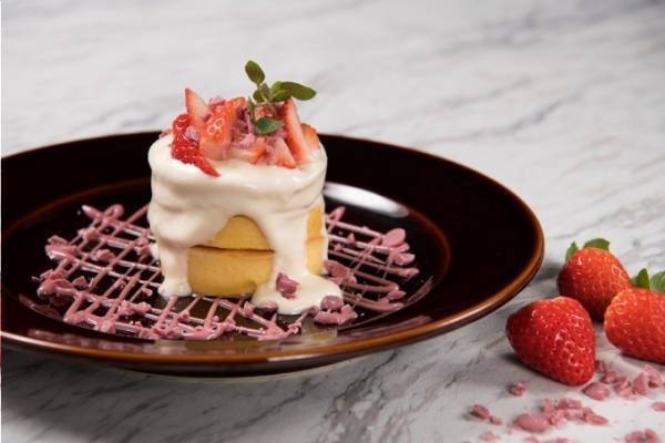 マックス ブレナー、静岡の希少イチゴ「きらぴ香」×ルビーチョコレートの限定パンケーキ